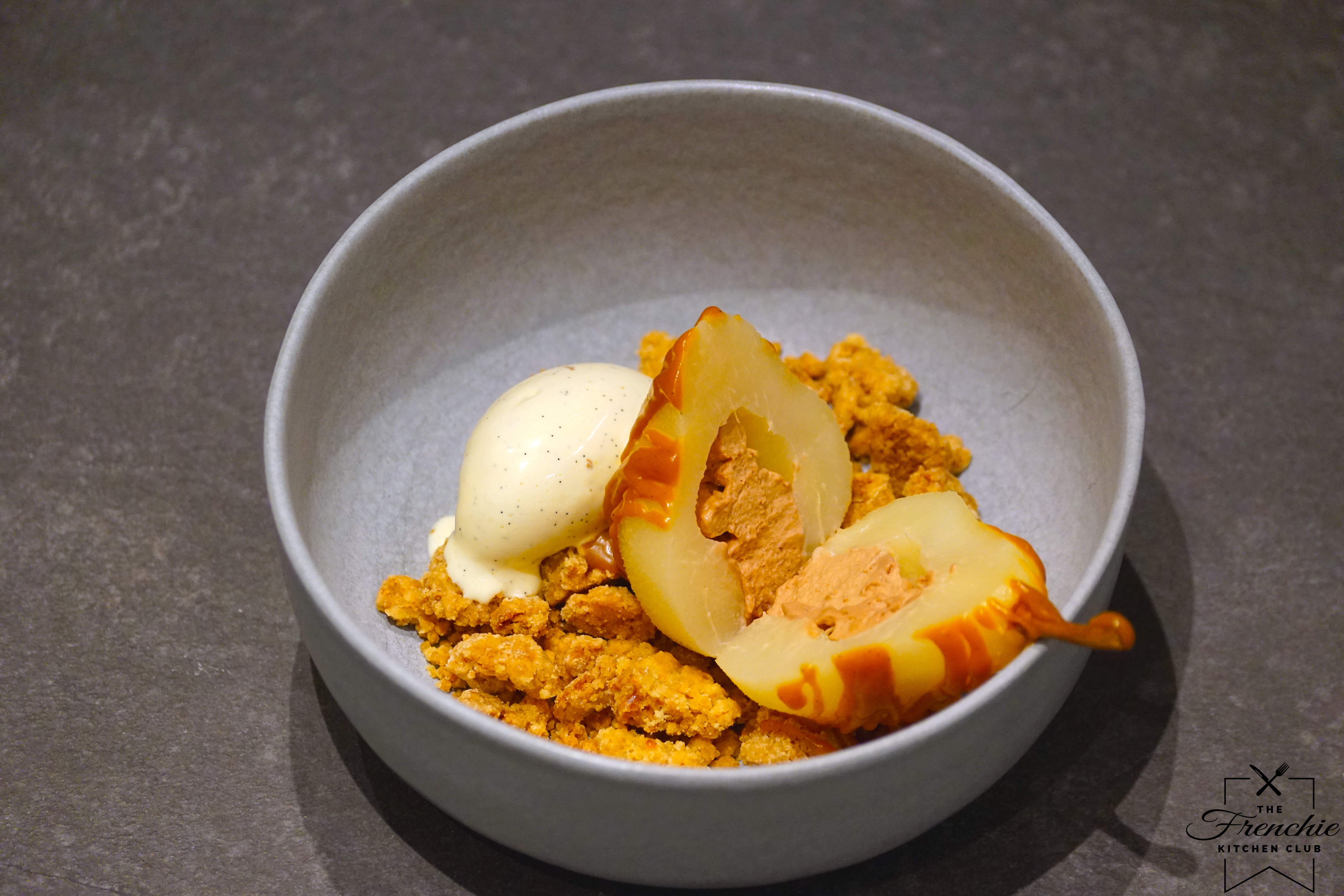 Pochierte Birne mit Schokoladenmousse-Füllung dazu ein Karamell mit ...