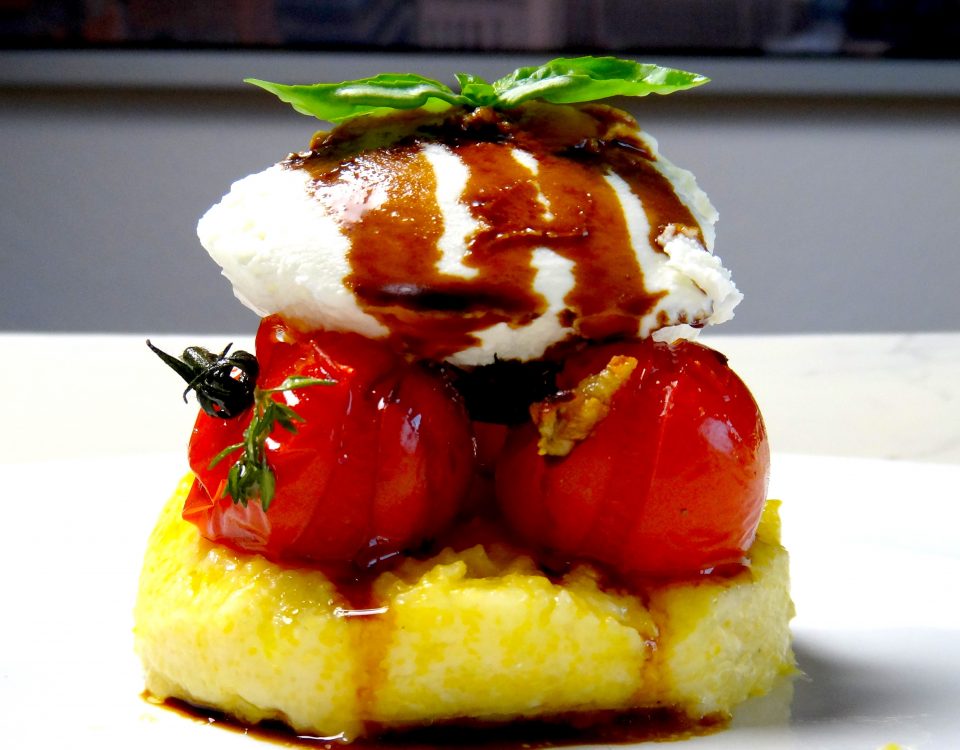 Gegrillter Polenta mit Tomaten und Ziegenkäse