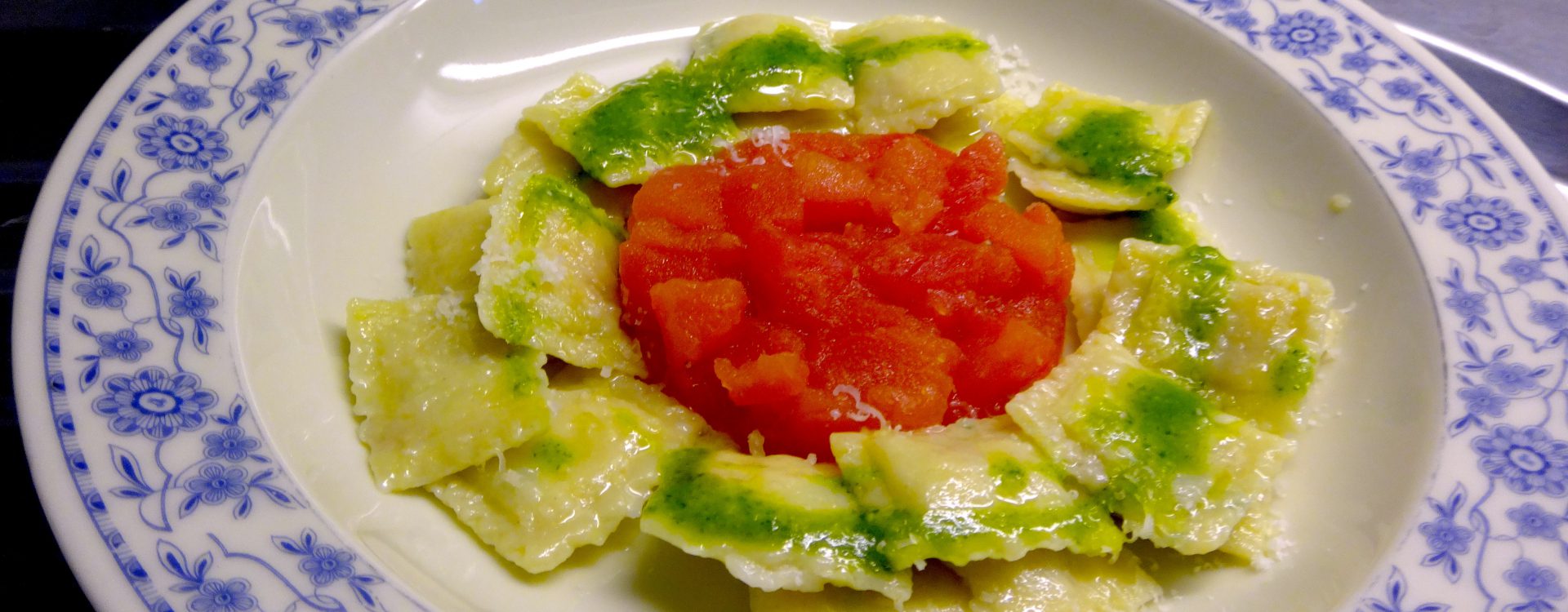 ravioli con ricotta e prosciutto, basilikumpesto & tomaten