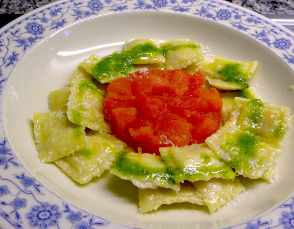 ravioli con ricotta e prosciutto, basilikumpesto & tomaten