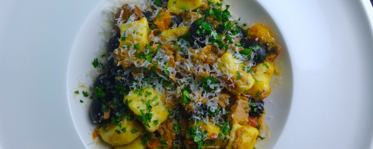 Gnocchi alla Puttanesca mit Thunfisch - The Frenchie Kitchen Club